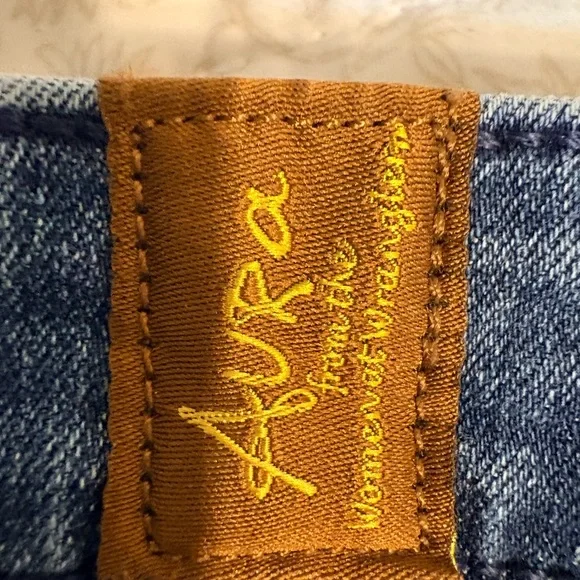 Wrangler women’s Aura Blue Denim Jeans sz16 x 34 - Picture 2 of 4